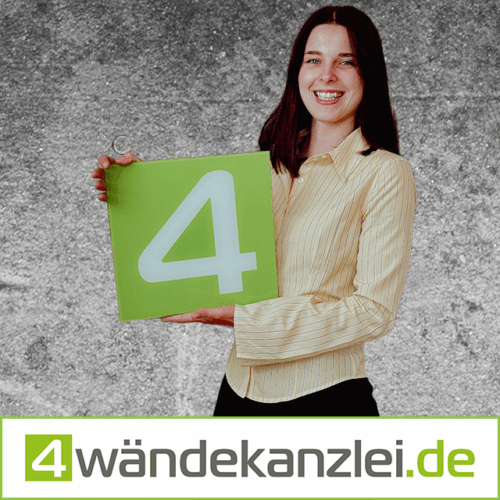 Auf diesem Foto ist unsere Michelle Hempel als Kundenberaterin Immobilien vor einer digitalen grauen Wand zu sehen. Sie hält eine grüne 4 in der Hand. Unten ist das Logo der 4wändekanzlei GmbH abgebildet.