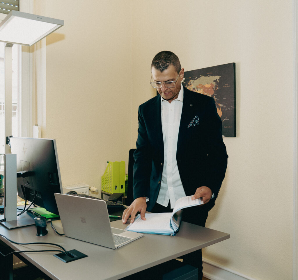 Kacem_haus_verkaufen_darmstadt_ordner_Büro