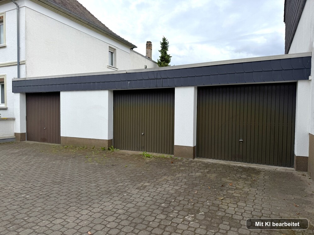 3 Garagen mit Stellplätzen
