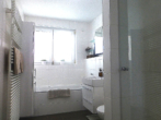 Bad mit Dusche und Badewanne - Hier macht Wohnen Freude!