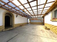 Carport mit Zugang zum Hinterhaus
