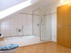 Bad mit Dusche und Badewanne - Frisch und Frei