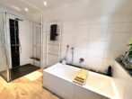 ... mit Dusche und Wanne