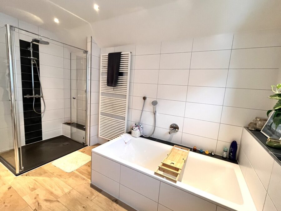 ... mit Dusche und Wanne