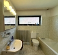 Bad mit Dusche und Wanne - Haus mit Garten sucht Familie !!