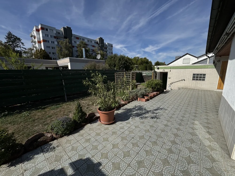 Terrasse mit Blick in Garten