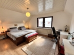 Geräumiges Schlafzimmer - Mehr Charme geht nicht !!