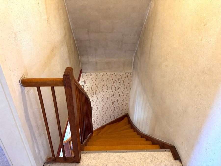 Charmante Holztreppe nach Oben