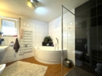 Badezimmer mit Dusche und Wanne - Ein Haus, das die ganze Familie glücklich macht!!