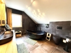 Badezimmer, Wanne - Exklusives Haus mit Einliegerwohnung