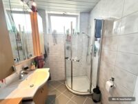 Tageslichtbadezimmer mit Dusche