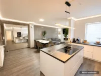 Offene Küche mit Blick in das Wohnzimmer
