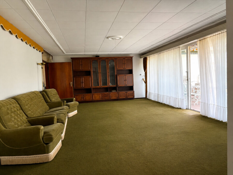 Wohnzimmer KI aufgeräumt (1)
