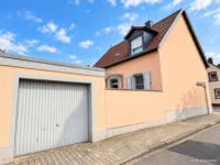 Hausseite und Garage