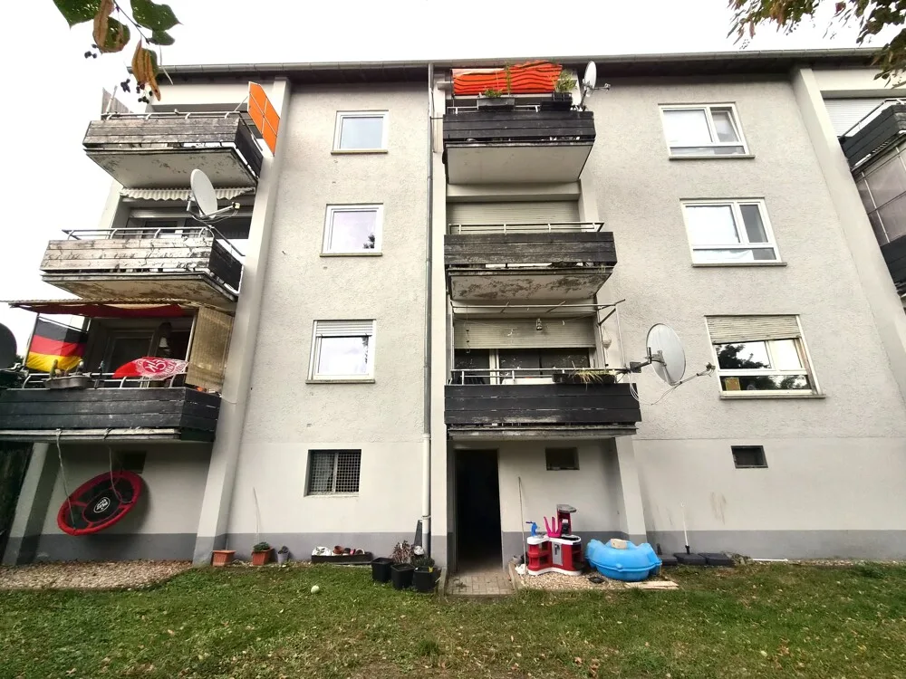 Hinter dem Haus