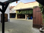 Blick in den Hof mit Kellerzugang - Platz für alle…