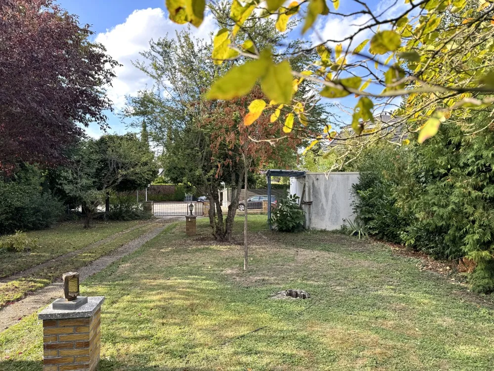 Zufahrt, Garage  und Garten