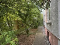 Seitlich am Haus