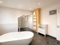 Bad OG Blick auf Dusche