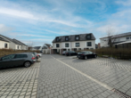 Frontansicht inkl. Parkmöglichkeiten - Modern. Effizient. Zuhause. KFW55 Standard.