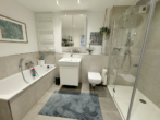 OG Bad mit Wanne - Modern. Effizient. Zuhause. KFW55 Standard.