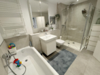 OG Bad mit Wanne - Modern. Effizient. Zuhause. KFW55 Standard.
