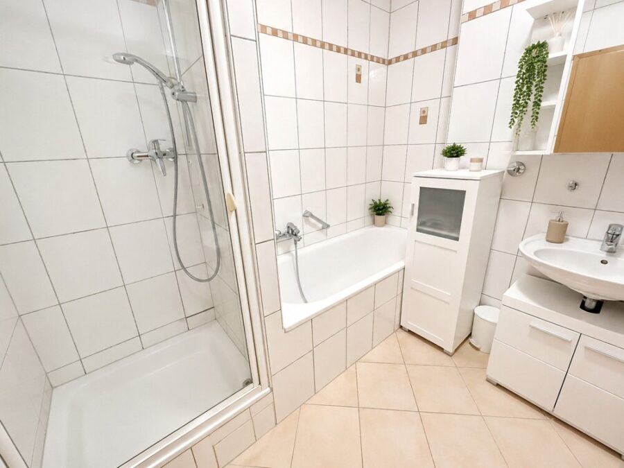 Badezimmer, Dusche und Wanne